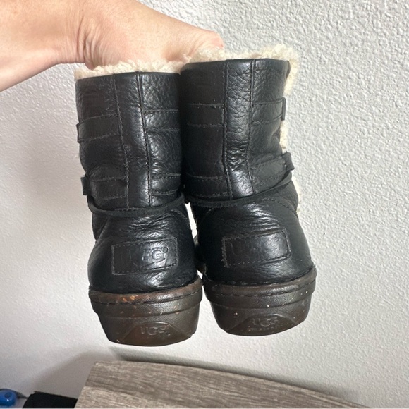 UGG Caspia Black Soft Leather Shearling Warm Cozy Ankle Boots Women’s Size 8 - Picture 8 of 11